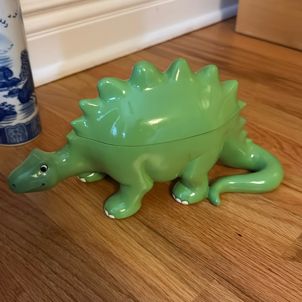 Dinosaur Trinket/Jewelry Box. SUPER CUTE. excellent condition.